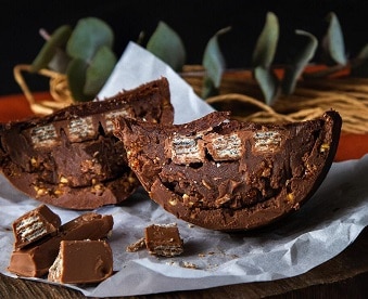 Chocolate ao leite com crocante de amendoim, casca recheada com brigadeiro blend e kit Kat