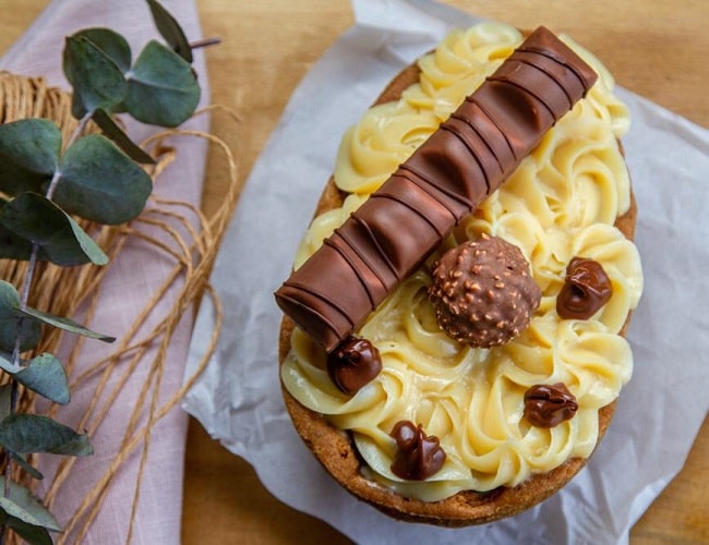 Casca de Cookies com brigadeiro de ninho e nutella e finalizado com ferrero rocher e kinder bueno